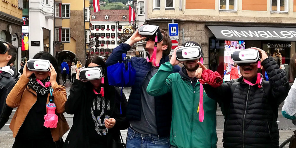 Gruppe während der TimeTour Innsbruck Tour mit VR Brille